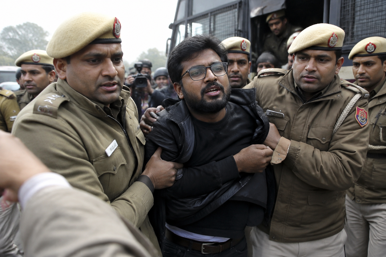 'Cockroach' group leaders among hundreds detained at Delhi protest
