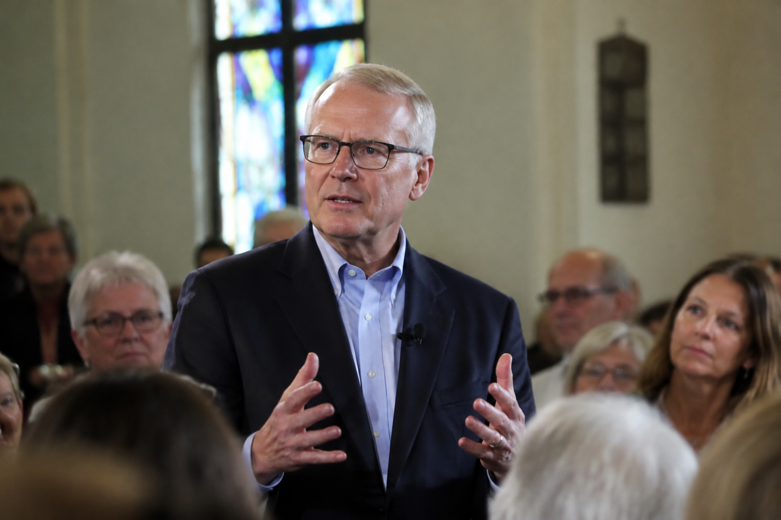 Adam Hamilton Highlights Kansas Megachurch Leadership in Bid to Unseat Republican