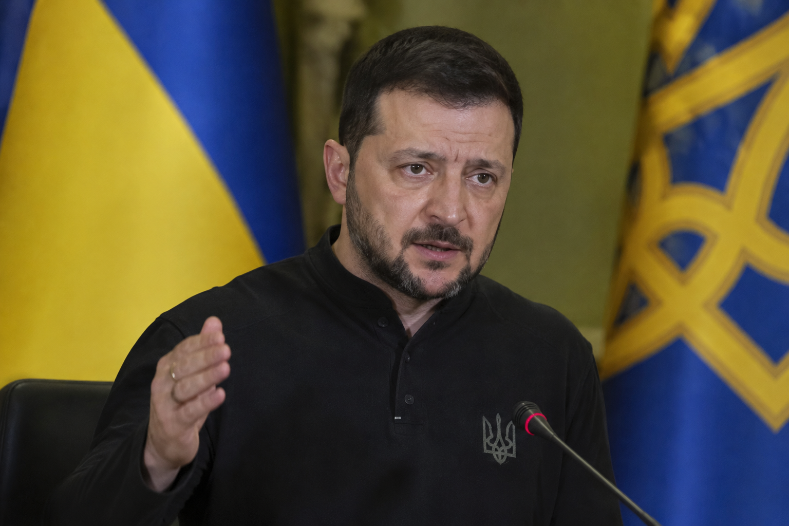 Zelenskyy calls for US sanctions on Russia after Trump pauses them