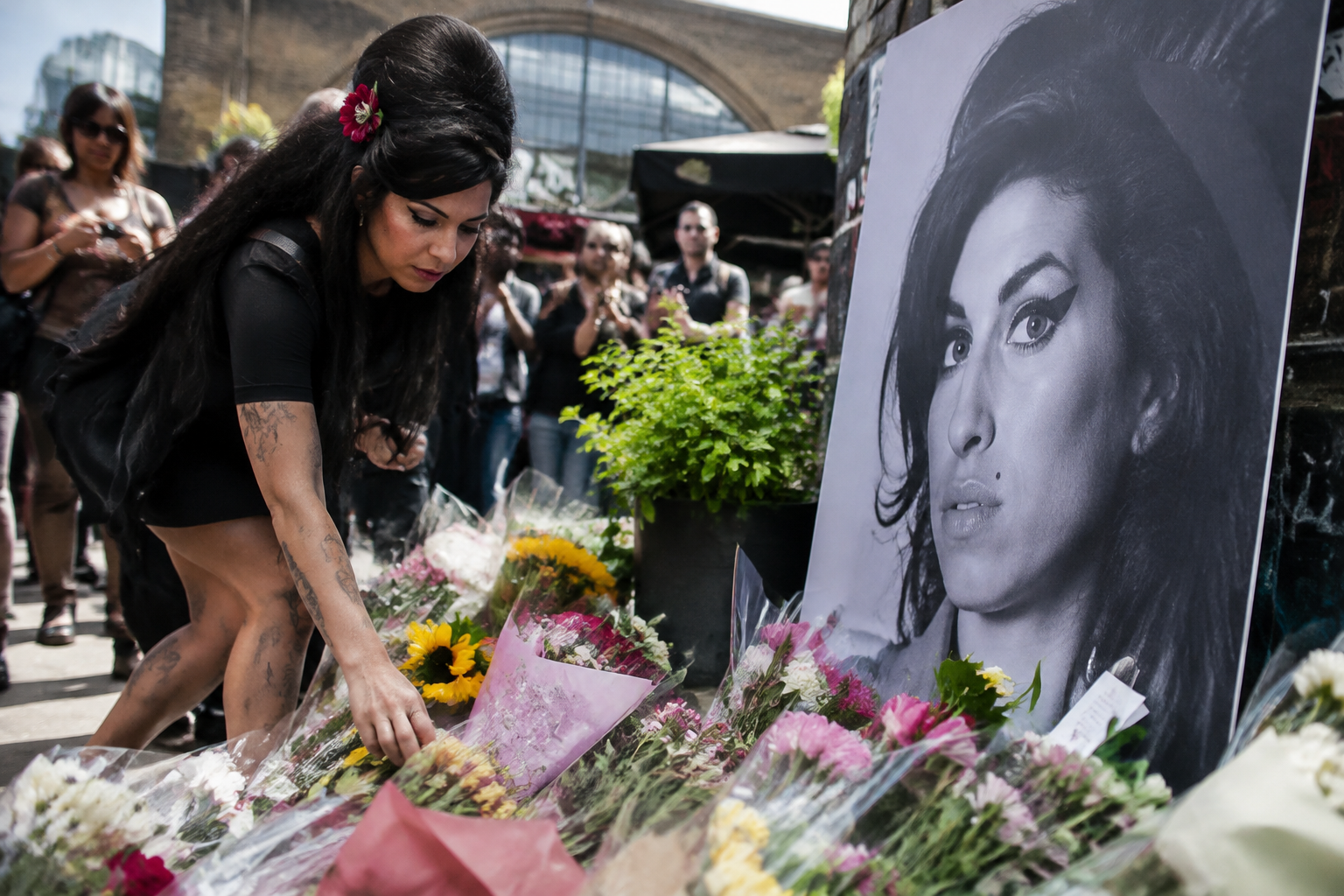 Amy Winehouse Fans Mark 20 Years of ‘Back to Black’ at London Tribute