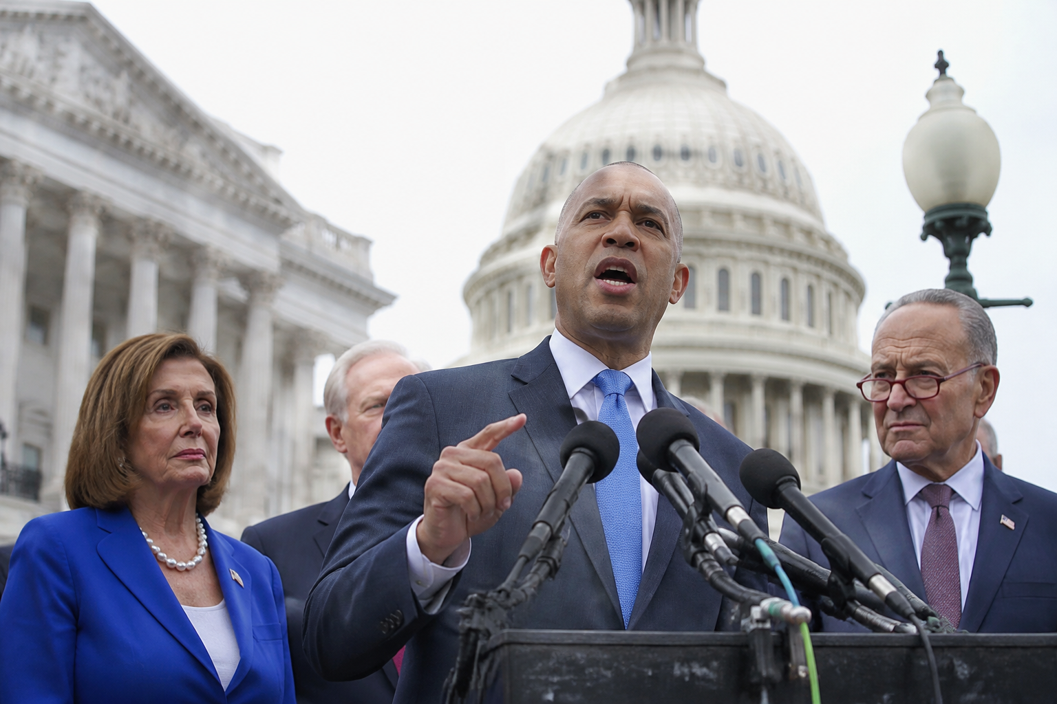 Democrats Focus on Living Costs and Trump Oversight if They Win Congress