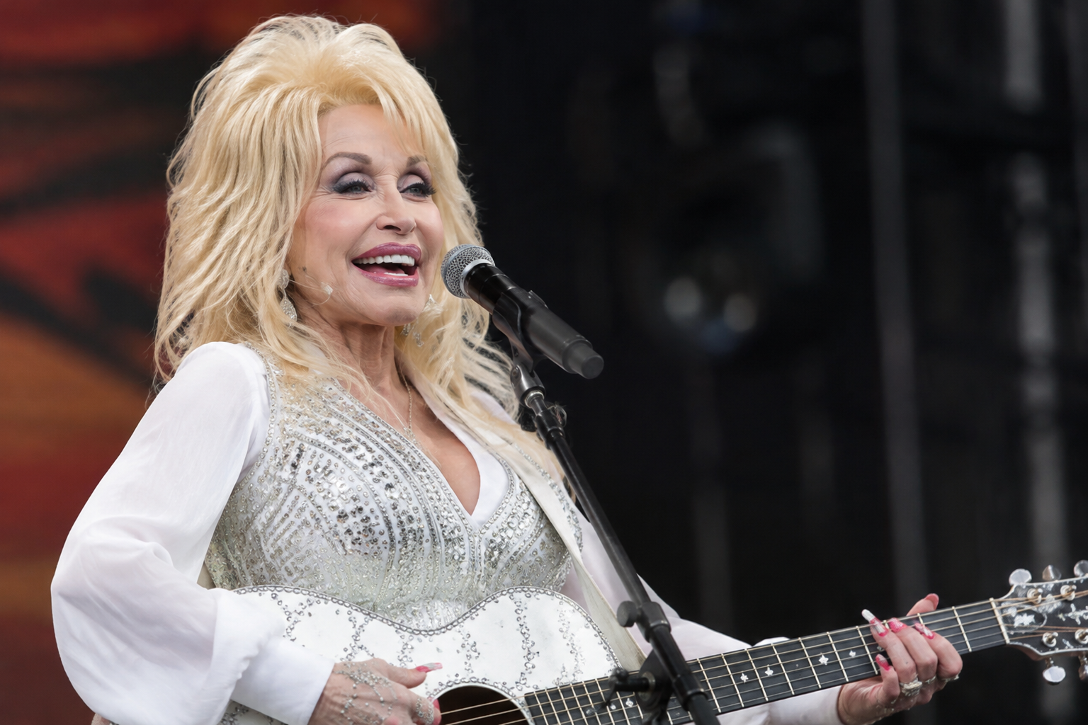 Spotify posts Irish lyrics for Dolly Parton's Welsh version of Jolene
