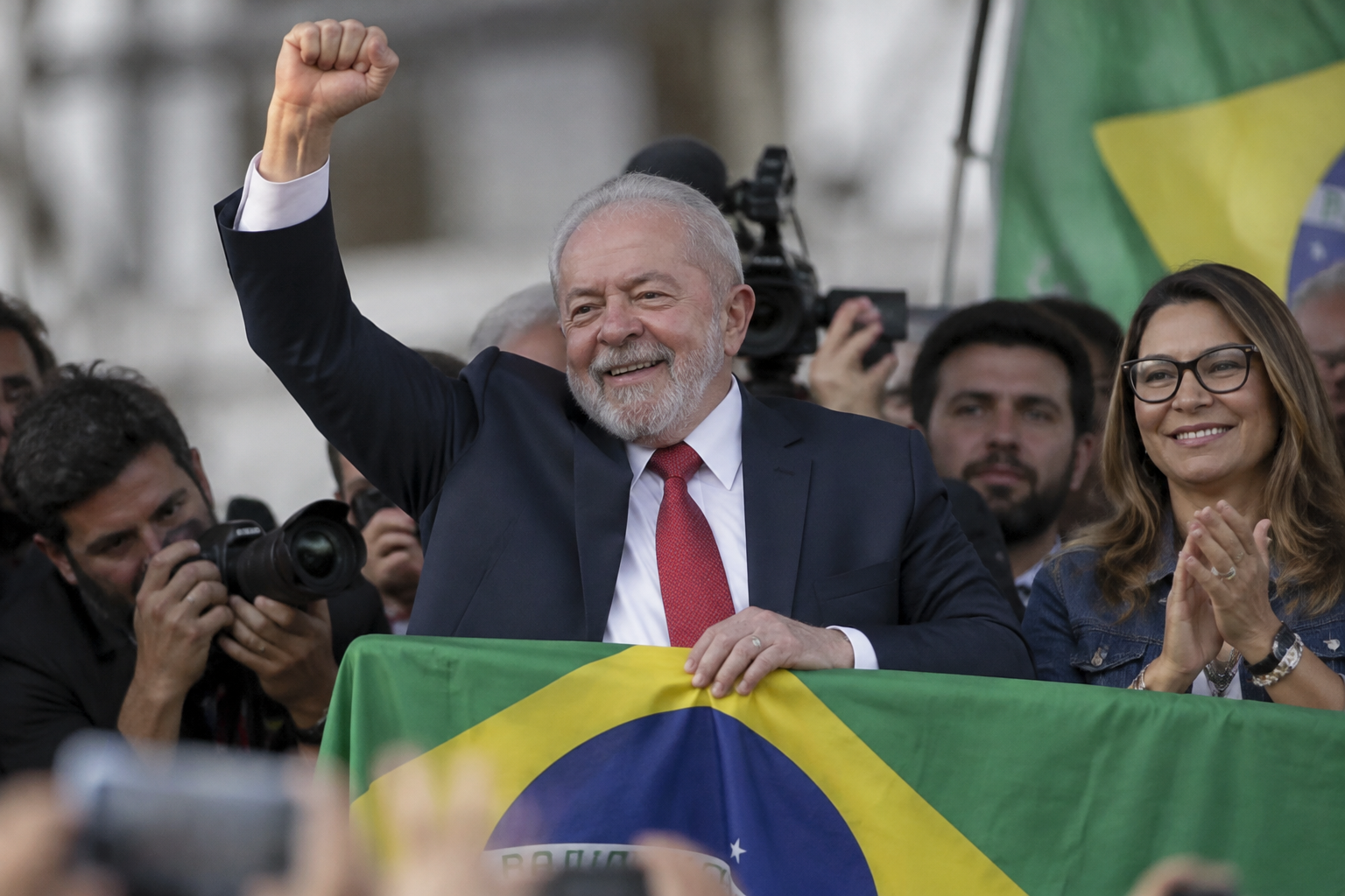 Lula wins fourth term in Brazil as Flávio Bolsonaro refuses to concede