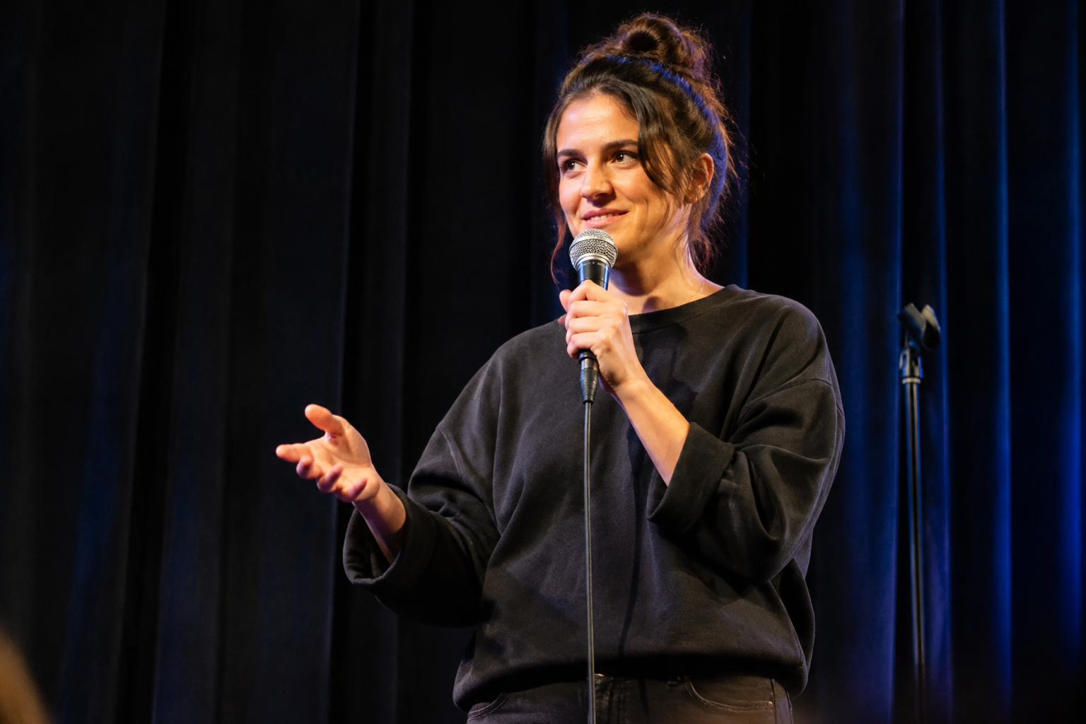AI Bots Copy Jokes From Young Female Comedians, New York Times Reports